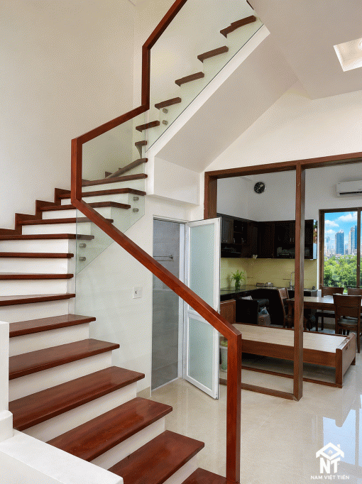 Cầu Thang Kính Tay Vịn Gỗ Ấm Đẹp