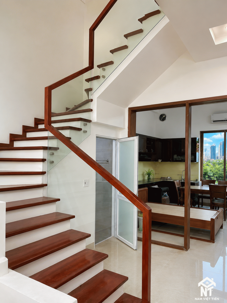 Cầu Thang Kính Tay Vịn Gỗ Ấm Đẹp