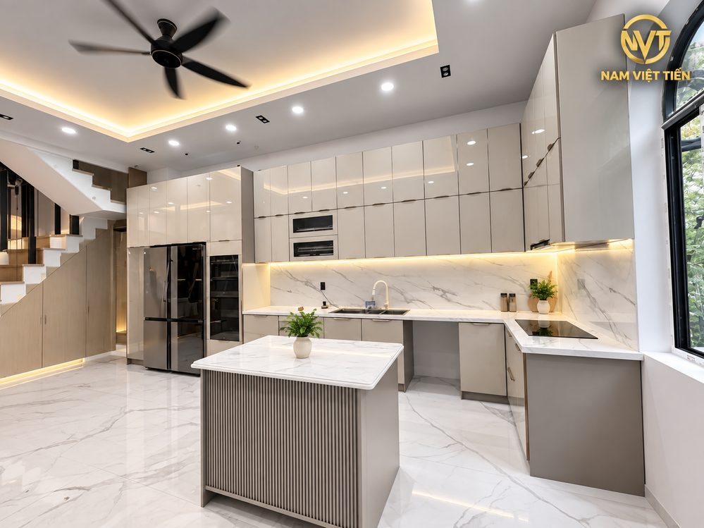 Tủ bếp hợp kim nhôm màu kem bóng gương, không gian bếp mở kết hợp cầu thang và đảo bếp đá marble