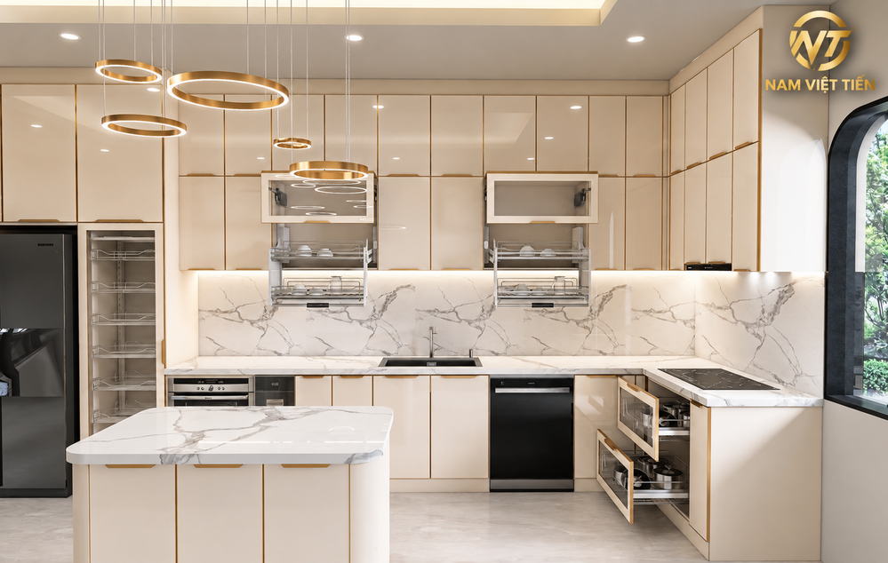 Tủ bếp hợp kim nhôm cánh kính màu kem ánh vàng, kết hợp đảo bếp đá marble và đèn thả trang trí