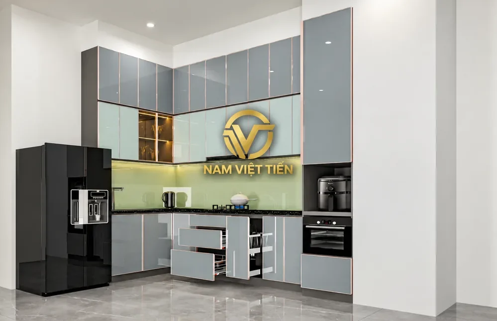 Tủ bếp hợp kim nhôm cánh kính màu xám viền đồng, phối kính ốp màu xanh bạc hà