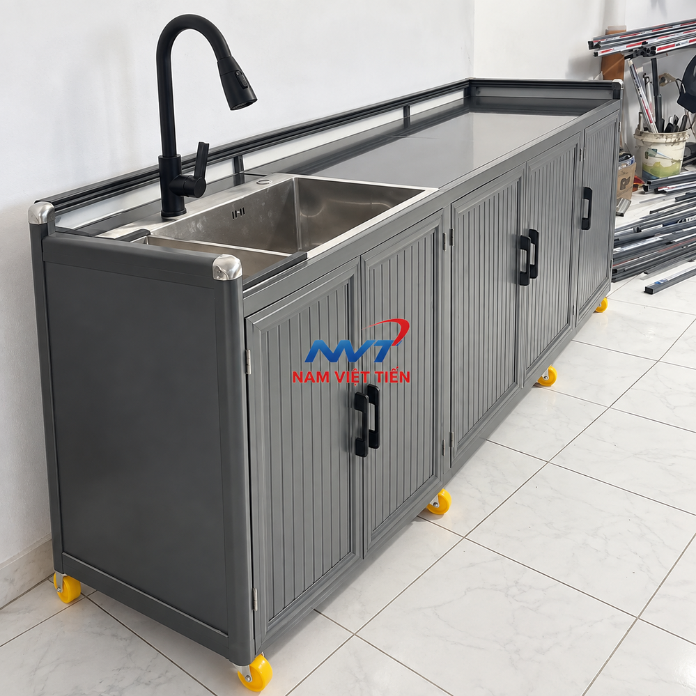Tủ Chén Nhôm Kính Giá Rẻ 6 Tủ bếp gas nhôm kính hiện đại với mặt bàn đá đen và bồn rửa