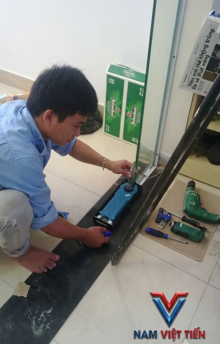 Cân chỉnh cửa kính cường lực giúp đóng mở nhẹ nhàng