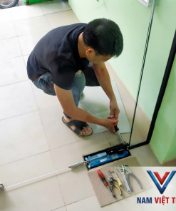 Sửa bản lề sàn cửa kính bị xệ