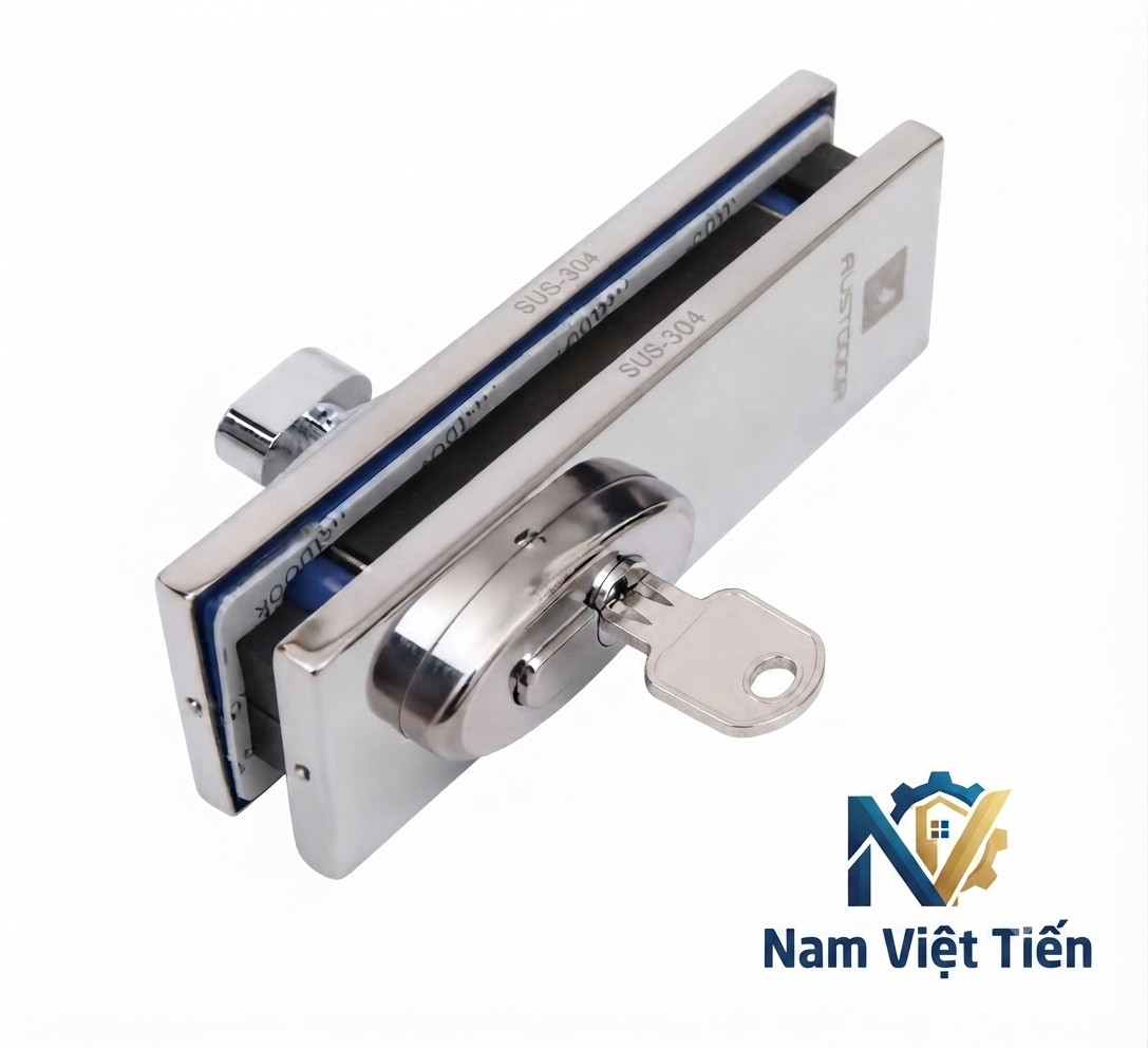 Kỹ thuật viên sửa khóa cửa kính cường lực tại công trình Thay Khóa Cửa Kính