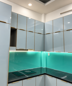 Tủ bếp hợp kim nhôm cao cấp phối màu ngọc Tủ bếp nhôm hợp kim cao cấp màu xanh ngọc ánh kim, phối viền vàng sang trọng
