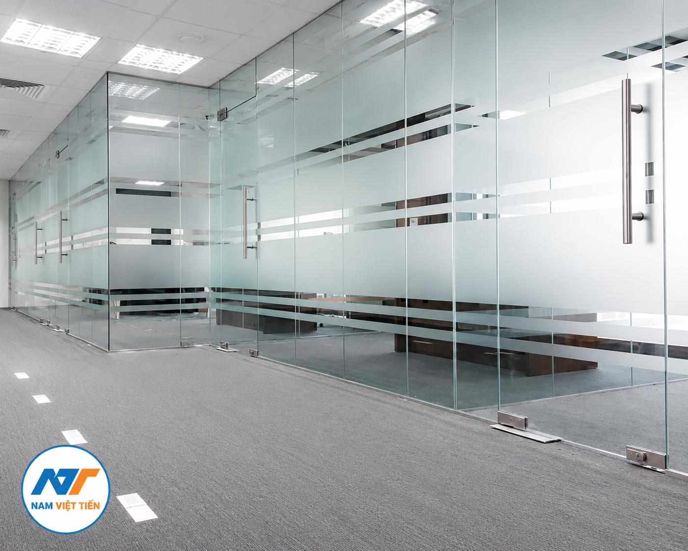 Vách kính cường lực cho showroom thoáng sáng Vách kính cường lực cho showroom thoáng sáng